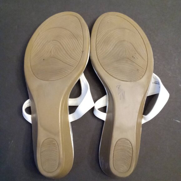 Impo White Raven Thong Sandals w/ Triangular Silver Accent Low Wedges 8 W Shoes - Picture 3 of 6